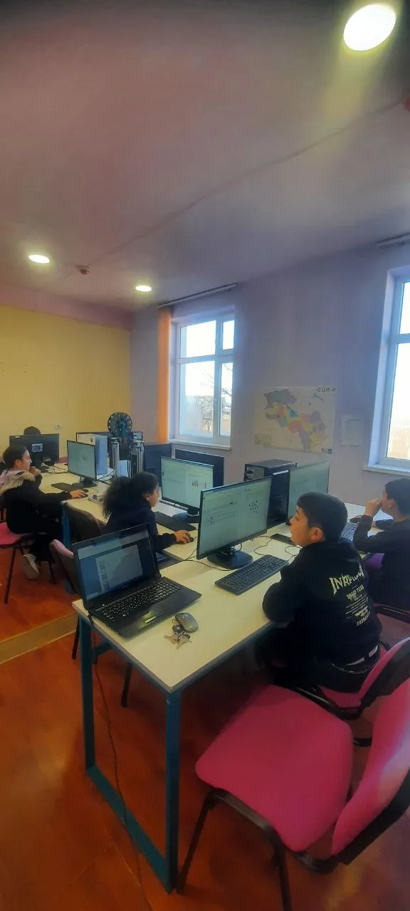Students taking part in the 2025 Bebras school competition